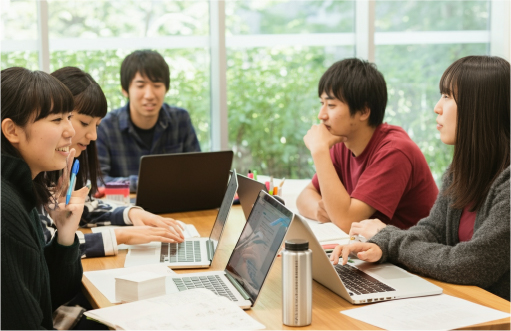 学生が学んでいる様子