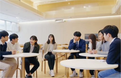 学生が交流している様子